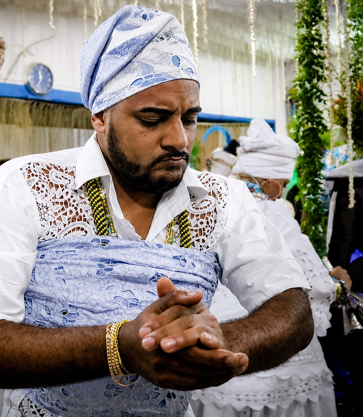 Babalorixá Pai Rafa em ritual